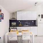 Sunny Vacay Apartment
