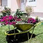 Sunny Vacay Apartment
