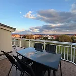 Sunny Vacay Apartment *