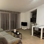 Sunny Vacay Apartment